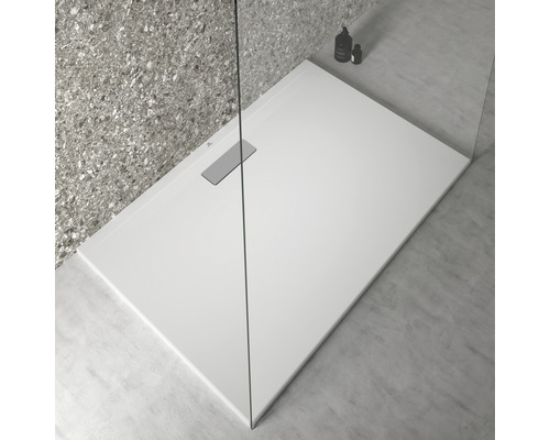 Rechteckige Duschwanne mit Ablauf in einem Badezimmer