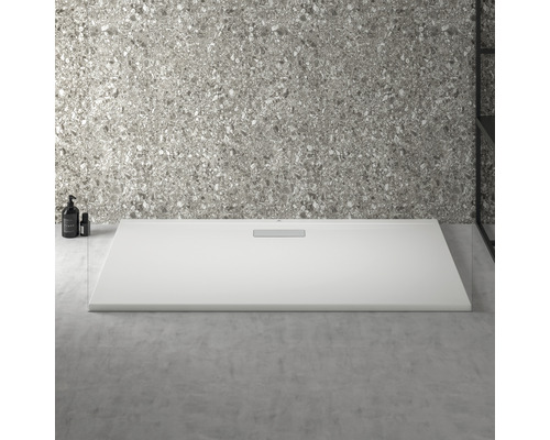 Rechteckige Duschwanne aus Mineralguss im Badezimmer