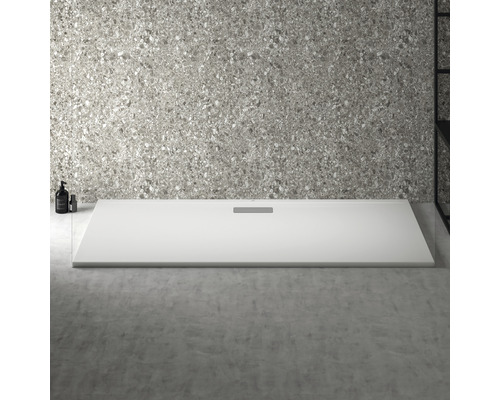 Ebenerdige Duschwanne aus Mineralguss im modernen Badezimmer