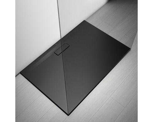 Schwarze Duschwanne im Badezimmer mit Glaswand