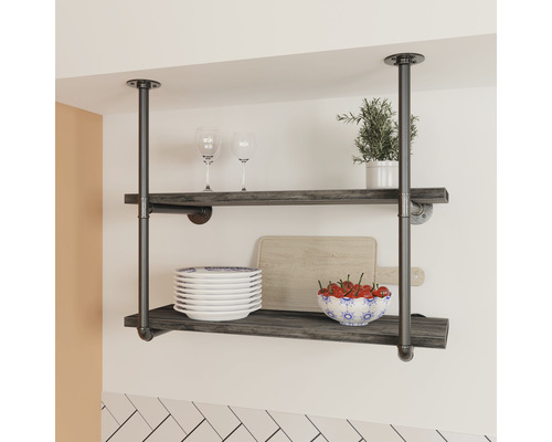 Deckenregal mit zwei Ebenen aus Holz und Metallrohren mit Geschirr, Gläsern und Dekoration