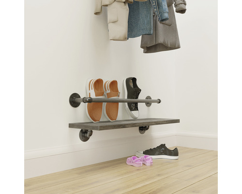 Garderobe mit Schuhablage aus Holz und Metallrohren