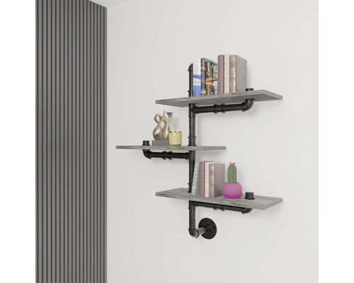 Wandregal mit drei Ablagen, befestigt mit schwarzen Rohren, dekoriert mit Büchern und Dekorationen.