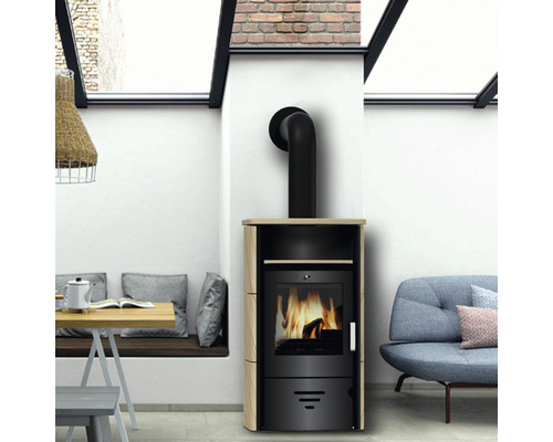 Kaminofen mit Rauchrohr in einem hellen Wohnraum.