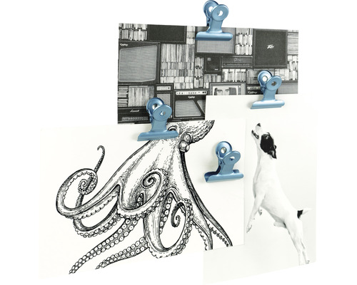 Metallklammern befestigen Bilder an einer Wand