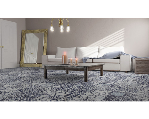 Wohnzimmer mit Sofa, Couchtisch und gemustertem Fliesenboden