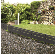 Gartenszene mit Rasen, Gabionenwand, Wegbegrenzung aus Kunststoff und Kiesweg