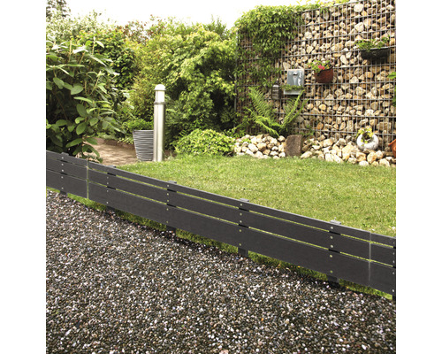 Gartenszene mit Rasen, Gabionenwand, Wegbegrenzung aus Kunststoff und Kiesweg