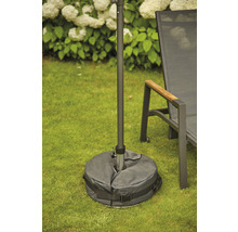 Sonnenschirmständer mit Sandsack auf Rasen