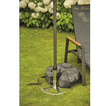 Sonnenschirmständer mit Basis und Sandsack zur Beschwerung auf Rasenfläche