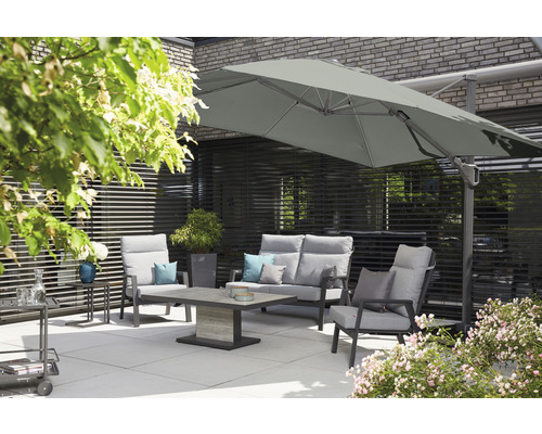 Terrasse mit Gartenmöbelset unter einem Sonnenschirm