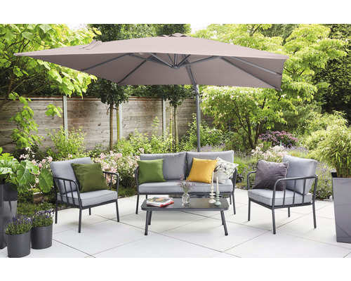Gartenlounge-Set mit Sonnenschirm auf einer Terrasse in einem Garten