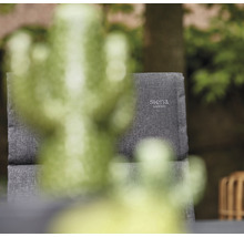 Nahaufnahme eines Stuhls mit dem Siena Garden Logo.