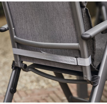 Detailansicht eines Gartenstuhls mit Textilbespannung und Aluminiumgestell