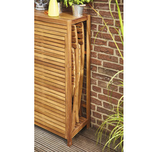 Gartenschrank mit zusammengeklappten Holzstühlen zur Aufbewahrung im Freien