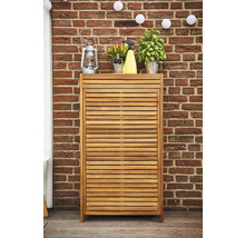 Holzschrank mit horizontalen Lamellen vor einer Ziegelwand