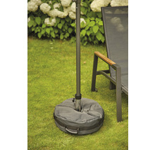 Sonnenschirmständer mit Sandsackfuß auf einer Rasenfläche.