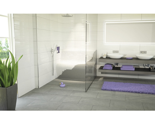 Modernes Badezimmer mit Dusche, Sitzbank, Waschtisch und Pflanze