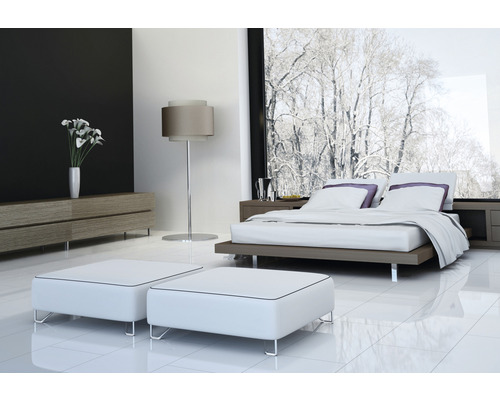 Modernes Schlafzimmer mit Doppelbett, Nachttischen, Kommode, Stehlampe und Hockern