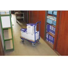 Handwagen mit Papier und Ordnern in einem Büro