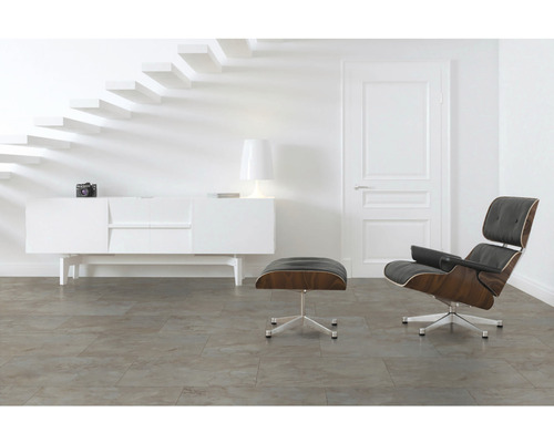 Heller Raum mit Treppe, Kommode, Lampe, Stuhl und Bodenbelag