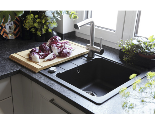 Küchenspüle mit Armatur, Schneidebrett und Radicchio auf der Arbeitsplatte