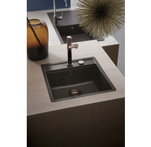 Küchenspüle aus Verbundmaterial mit Wasserhahn auf einer Arbeitsplatte