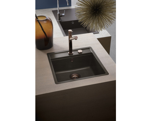 Küchenspüle aus Verbundmaterial mit Wasserhahn auf einer Arbeitsplatte