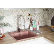 Küchenspüle mit Armatur und dekorativen Elementen auf einer Arbeitsplatte.