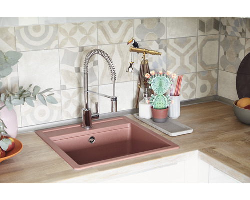 Küchenspüle mit Armatur und dekorativen Elementen auf einer Arbeitsplatte.