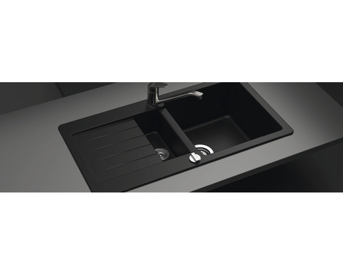Schwarze Spüle mit Abtropffläche und Wasserhahn