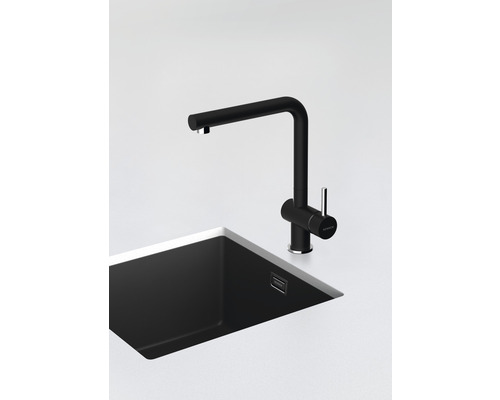 Schwarze Küchenarmatur mit Spülbecken