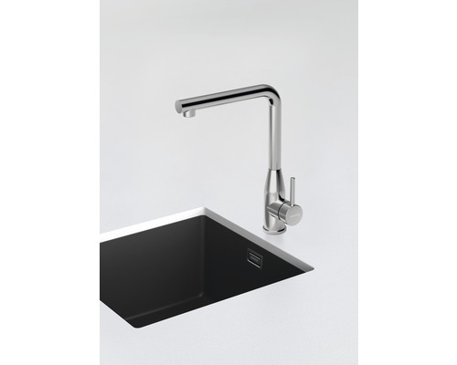 Spültischarmatur aus Metall neben Spülbecken