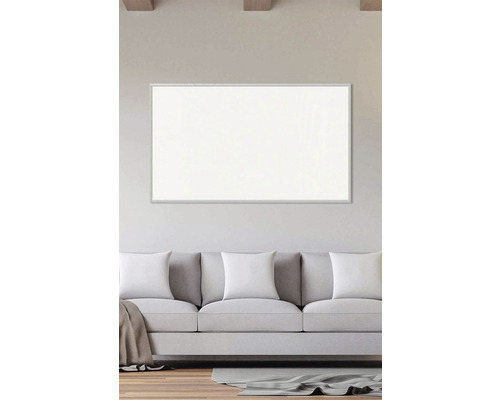 Helles Wohnzimmer mit Sofa und Heizpaneel an der Wand