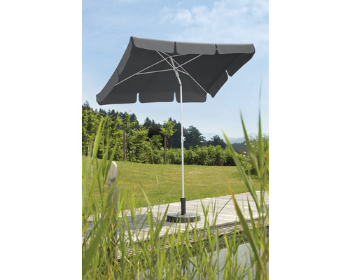Quadratischer Sonnenschirm mit Ständer im Garten.
