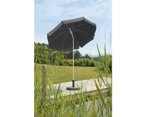 Quadratischer Sonnenschirm mit Schirmständer im Garten
