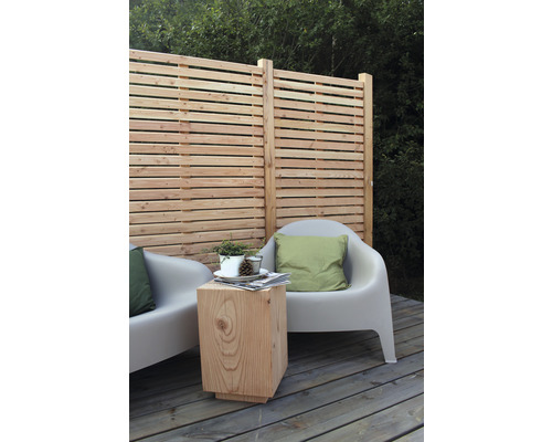 Garten Szene mit Holzzaun, Holzhocker und Sitzgelegenheiten