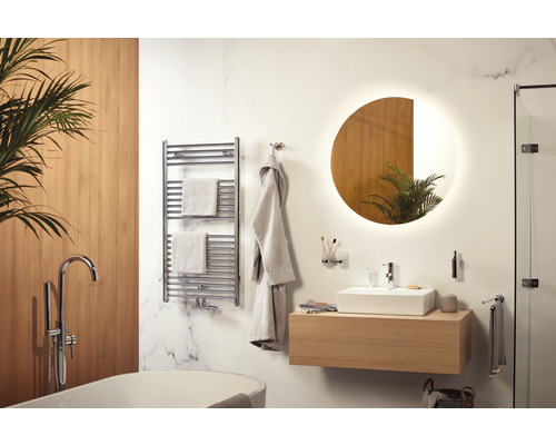 Modernes Badezimmer mit Badewanne, Waschtisch, Spiegel und Heizkörper