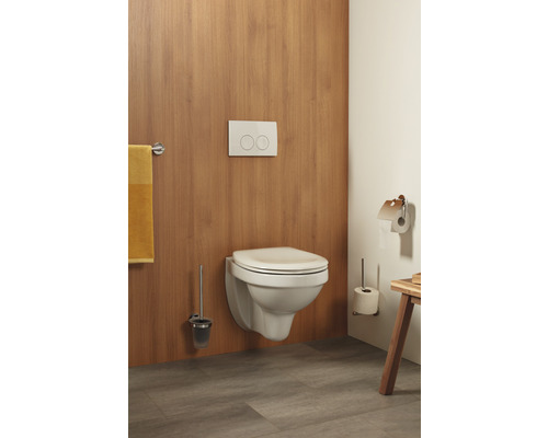 Modernes Badezimmer mit wandhängendem WC, Betätigungsplatte und WC-Bürste