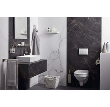 Badezimmer mit Waschbecken, Toilette und Accessoires vor dunklem und hellem Marmorwandhintergrund.