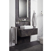 Badezimmer mit Waschbecken, Spiegel und Ablageflächen in modernem Design