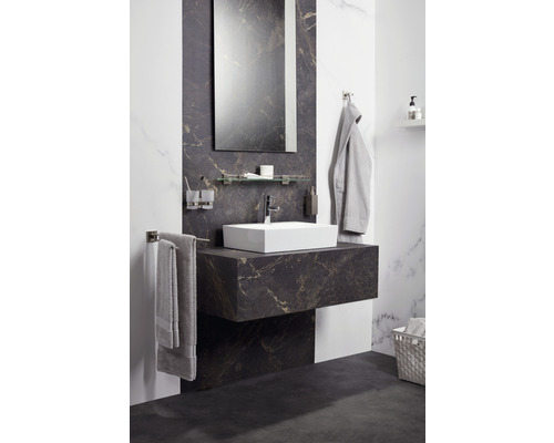 Badezimmer mit Waschbecken, Spiegel und Ablageflächen in modernem Design