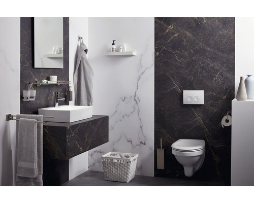 Badezimmer mit Waschbecken, Toilette und Accessoires vor Marmorwand