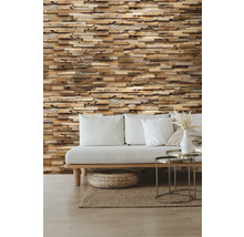Wohnzimmer mit Holzwandpaneelen, Sofa und Beistelltisch