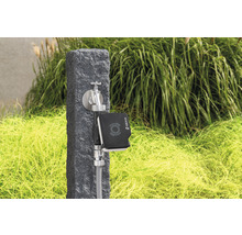 Wasserhahn mit Bewässerungscomputer von Geka im Garten