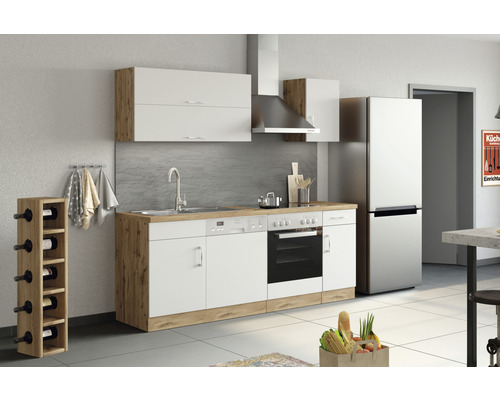 Moderne Küche mit weißen Schränken, Holzoptik Arbeitsplatte, Spüle, Herd, Geschirrspüler und Weinständer