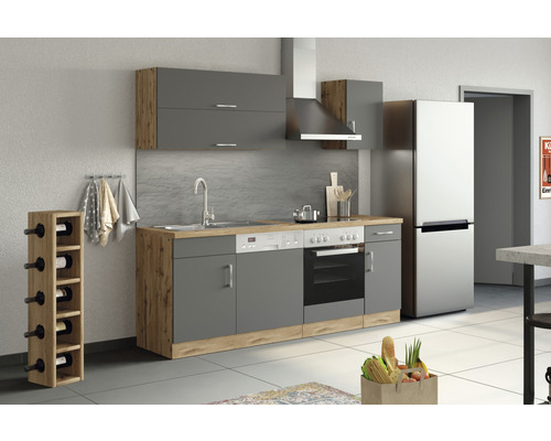 Graue Küche mit Küchengeräten, Spüle und Weinflaschenregal