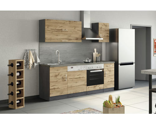 Küche mit Küchenschränken, Spüle, Herd, Dunstabzugshaube, Kühlschrank und Weinregal