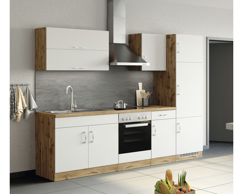 Küchenzeile mit Spüle, Kochfeld, Backofen, Dunstabzugshaube und Hängeschränken in Weiß und Holzoptik