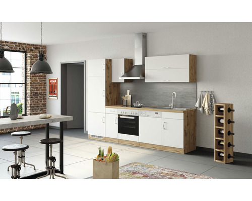 Moderne Küche mit weißen Schränken, Holzakzenten und Essecke